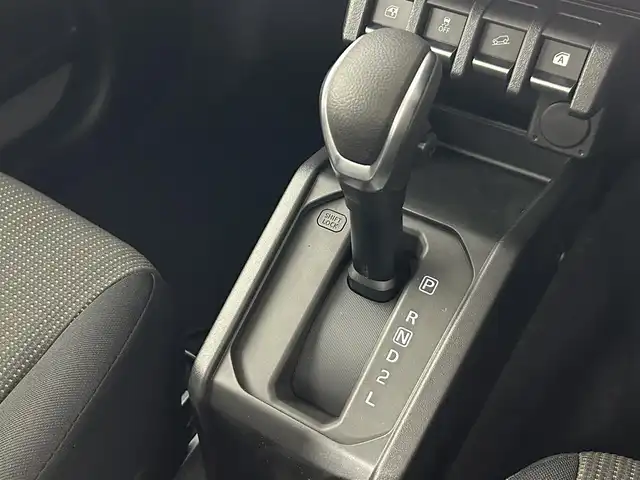 スズキ ジムニー シエラ JC 佐賀県 2025(令7)年 0.1万km ミディアムグレー 社外7インチナビ /Bluetooth/CD/SD/FM.AM/スズキレーダーブレーキサポートシステム/コーナーセンサー/クルーズコントロール/パートタイム4WD/アイドリングストップ/ダウンヒルアシストコントロール/運転席/助手席シートヒーター/社外フロアマット/純正15インチアルミホイール/スマートキー×2/保証書/取扱説明書