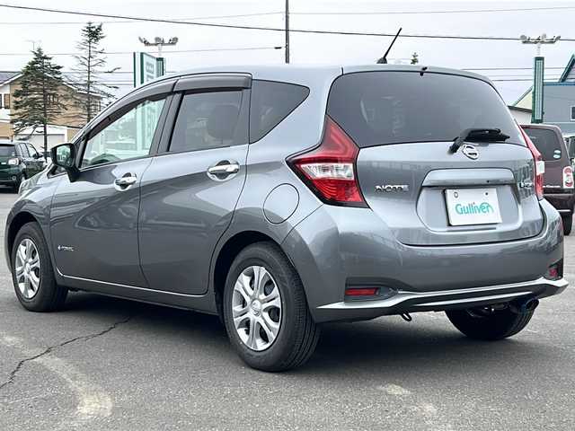 日産 ノート e－パワー X 道東・釧路十勝 2017(平29)年 5.1万km ガンＭ 社外ナビ/CD/DVD/AM/FM/BT/フルセグTV/衝突軽減ブレーキ/車線逸脱警報/プッシュスタート/スマートキー/スペア機ー/純正エンジンスターター/オートエアコン/オートライト/ヘッドライトレベライザー/電動格納ミラー/ウインカーミラー/純正ドアバイザー/純正フロアマット