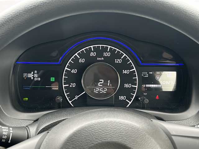 日産 ノート e－パワー X 道東・釧路十勝 2017(平29)年 5.1万km ガンＭ 社外ナビ/CD/DVD/AM/FM/BT/フルセグTV/衝突軽減ブレーキ/車線逸脱警報/プッシュスタート/スマートキー/スペア機ー/純正エンジンスターター/オートエアコン/オートライト/ヘッドライトレベライザー/電動格納ミラー/ウインカーミラー/純正ドアバイザー/純正フロアマット