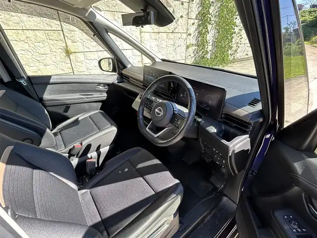 日産 セレナ ハイウェイスター V 長崎県 2023(令5)年 3.5万km アズライトブルー 純正ナビ/（Bluetooth/フルセグ）/全方位カメラ/衝突軽減システム/レーンアシスト/レーダークルーズ/ETC/両側パワースライドドア/パドルシフト/置くだけ充電/スマートキー/プッシュスタート/純正16インチAW