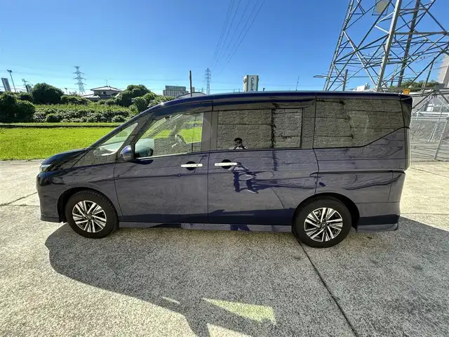 日産 セレナ ハイウェイスター V 長崎県 2023(令5)年 3.5万km アズライトブルー 純正ナビ/（Bluetooth/フルセグ）/全方位カメラ/衝突軽減システム/レーンアシスト/レーダークルーズ/ETC/両側パワースライドドア/パドルシフト/置くだけ充電/スマートキー/プッシュスタート/純正16インチAW