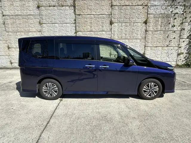 日産 セレナ ハイウェイスター V 長崎県 2023(令5)年 3.5万km アズライトブルー 純正ナビ/（Bluetooth/フルセグ）/全方位カメラ/衝突軽減システム/レーンアシスト/レーダークルーズ/ETC/両側パワースライドドア/パドルシフト/置くだけ充電/スマートキー/プッシュスタート/純正16インチAW