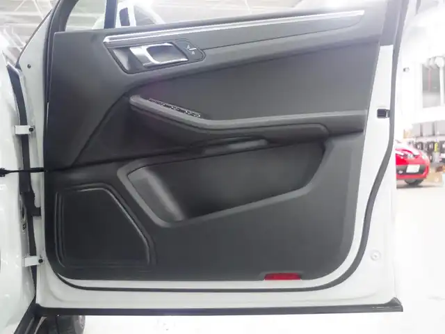 ポルシェ マカン 兵庫県 2020(令2)年 4.7万km 白 純正ナビ/全方位カメラ/クロノメーター/ブラインドスポットモニター/シートヒーター（D+N席）/衝突軽減ブレーキ/レーンキープアシスト/Apple Car Play/アダプティブクルーズコントロール/前後ドライブレコーダー/ETC2.0 /LEDヘッドライト/横滑り防止装置/盗難防止装置/スペアキー/純正21インチAW/Bluetooth/純正フロアマット/パワーバックドア/パワーシート（D+N席）