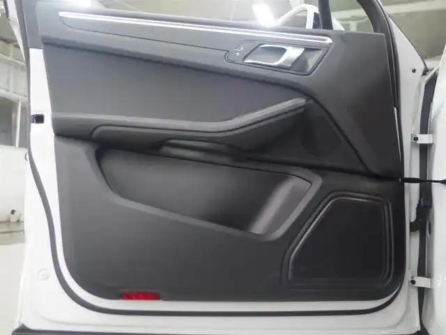 ポルシェ マカン 兵庫県 2020(令2)年 4.7万km 白 純正ナビ/全方位カメラ/クロノメーター/ブラインドスポットモニター/シートヒーター（D+N席）/衝突軽減ブレーキ/レーンキープアシスト/Apple Car Play/アダプティブクルーズコントロール/前後ドライブレコーダー/ETC2.0 /LEDヘッドライト/横滑り防止装置/盗難防止装置/スペアキー/純正21インチAW/Bluetooth/純正フロアマット/パワーバックドア/パワーシート（D+N席）