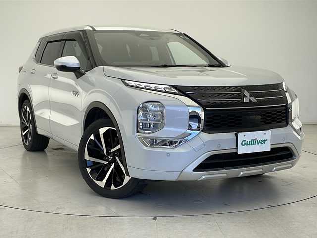 三菱 アウトランダー ＰＨＥＶ P 千葉県 2023(令5)年 2.4万km ホワイトダイヤモンド 衝突被害軽減システム/レーンキープアシスト/コーナーセンサー（前後）/レーダークルーズコントロール/ブラインドスポットモニター/横滑り防止装置/オートライト/LEDヘッドライト/プラグインHV/BOSEサウンド/HUD/ワイヤレス充電/100V充電/純正メモリナビ/　（Bluetooth/フルセグTV/USB/AppleCarPley）/車外カメラ/　（バック/全方位）/純正ビルトインETC2.0/純正ドライブレコーダー（前後）/パワーシート（D/N席）/全席シートヒーター/パワーステアリング/ステアリングヒーター/パドルシフト/純正フロアマット/電動リアゲート/純正20インチアルミホイール
