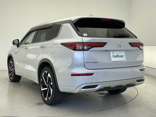 三菱 アウトランダー ＰＨＥＶ P 千葉県 2023(令5)年 2.4万km ホワイトダイヤモンド 衝突被害軽減システム/レーンキープアシスト/コーナーセンサー（前後）/レーダークルーズコントロール/ブラインドスポットモニター/横滑り防止装置/オートライト/LEDヘッドライト/プラグインHV/BOSEサウンド/HUD/ワイヤレス充電/100V充電/純正メモリナビ/　（Bluetooth/フルセグTV/USB/AppleCarPley）/車外カメラ/　（バック/全方位）/純正ビルトインETC2.0/純正ドライブレコーダー（前後）/パワーシート（D/N席）/全席シートヒーター/パワーステアリング/ステアリングヒーター/パドルシフト/純正フロアマット/電動リアゲート/純正20インチアルミホイール