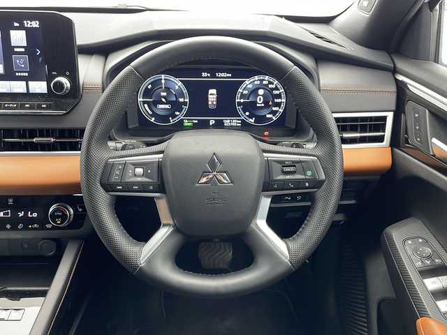 三菱 アウトランダー ＰＨＥＶ P 千葉県 2023(令5)年 2.4万km ホワイトダイヤモンド 衝突被害軽減システム/レーンキープアシスト/コーナーセンサー（前後）/レーダークルーズコントロール/ブラインドスポットモニター/横滑り防止装置/オートライト/LEDヘッドライト/プラグインHV/BOSEサウンド/HUD/ワイヤレス充電/100V充電/純正メモリナビ/　（Bluetooth/フルセグTV/USB/AppleCarPley）/車外カメラ/　（バック/全方位）/純正ビルトインETC2.0/純正ドライブレコーダー（前後）/パワーシート（D/N席）/全席シートヒーター/パワーステアリング/ステアリングヒーター/パドルシフト/純正フロアマット/電動リアゲート/純正20インチアルミホイール
