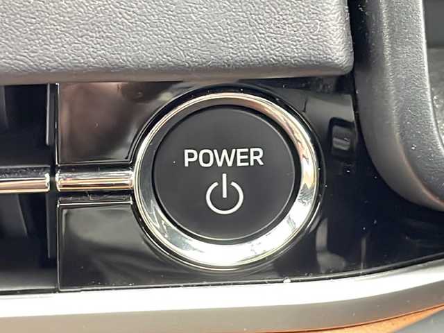 三菱 アウトランダー ＰＨＥＶ P 千葉県 2023(令5)年 2.4万km ホワイトダイヤモンド 衝突被害軽減システム/レーンキープアシスト/コーナーセンサー（前後）/レーダークルーズコントロール/ブラインドスポットモニター/横滑り防止装置/オートライト/LEDヘッドライト/プラグインHV/BOSEサウンド/HUD/ワイヤレス充電/100V充電/純正メモリナビ/　（Bluetooth/フルセグTV/USB/AppleCarPley）/車外カメラ/　（バック/全方位）/純正ビルトインETC2.0/純正ドライブレコーダー（前後）/パワーシート（D/N席）/全席シートヒーター/パワーステアリング/ステアリングヒーター/パドルシフト/純正フロアマット/電動リアゲート/純正20インチアルミホイール