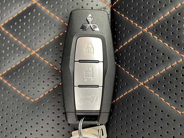 三菱 アウトランダー ＰＨＥＶ P 千葉県 2023(令5)年 2.4万km ホワイトダイヤモンド 衝突被害軽減システム/レーンキープアシスト/コーナーセンサー（前後）/レーダークルーズコントロール/ブラインドスポットモニター/横滑り防止装置/オートライト/LEDヘッドライト/プラグインHV/BOSEサウンド/HUD/ワイヤレス充電/100V充電/純正メモリナビ/　（Bluetooth/フルセグTV/USB/AppleCarPley）/車外カメラ/　（バック/全方位）/純正ビルトインETC2.0/純正ドライブレコーダー（前後）/パワーシート（D/N席）/全席シートヒーター/パワーステアリング/ステアリングヒーター/パドルシフト/純正フロアマット/電動リアゲート/純正20インチアルミホイール