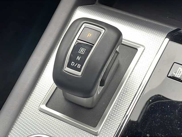 三菱 アウトランダー ＰＨＥＶ P 千葉県 2023(令5)年 2.4万km ホワイトダイヤモンド 衝突被害軽減システム/レーンキープアシスト/コーナーセンサー（前後）/レーダークルーズコントロール/ブラインドスポットモニター/横滑り防止装置/オートライト/LEDヘッドライト/プラグインHV/BOSEサウンド/HUD/ワイヤレス充電/100V充電/純正メモリナビ/　（Bluetooth/フルセグTV/USB/AppleCarPley）/車外カメラ/　（バック/全方位）/純正ビルトインETC2.0/純正ドライブレコーダー（前後）/パワーシート（D/N席）/全席シートヒーター/パワーステアリング/ステアリングヒーター/パドルシフト/純正フロアマット/電動リアゲート/純正20インチアルミホイール