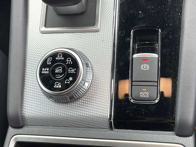 三菱 アウトランダー ＰＨＥＶ P 千葉県 2023(令5)年 2.4万km ホワイトダイヤモンド 衝突被害軽減システム/レーンキープアシスト/コーナーセンサー（前後）/レーダークルーズコントロール/ブラインドスポットモニター/横滑り防止装置/オートライト/LEDヘッドライト/プラグインHV/BOSEサウンド/HUD/ワイヤレス充電/100V充電/純正メモリナビ/　（Bluetooth/フルセグTV/USB/AppleCarPley）/車外カメラ/　（バック/全方位）/純正ビルトインETC2.0/純正ドライブレコーダー（前後）/パワーシート（D/N席）/全席シートヒーター/パワーステアリング/ステアリングヒーター/パドルシフト/純正フロアマット/電動リアゲート/純正20インチアルミホイール