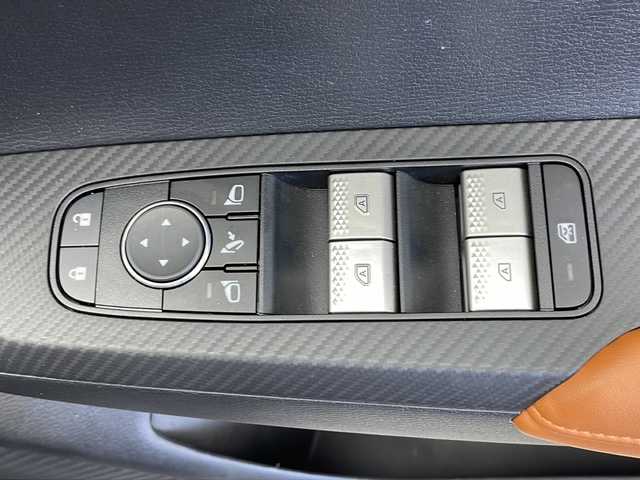 三菱 アウトランダー ＰＨＥＶ P 千葉県 2023(令5)年 2.4万km ホワイトダイヤモンド 衝突被害軽減システム/レーンキープアシスト/コーナーセンサー（前後）/レーダークルーズコントロール/ブラインドスポットモニター/横滑り防止装置/オートライト/LEDヘッドライト/プラグインHV/BOSEサウンド/HUD/ワイヤレス充電/100V充電/純正メモリナビ/　（Bluetooth/フルセグTV/USB/AppleCarPley）/車外カメラ/　（バック/全方位）/純正ビルトインETC2.0/純正ドライブレコーダー（前後）/パワーシート（D/N席）/全席シートヒーター/パワーステアリング/ステアリングヒーター/パドルシフト/純正フロアマット/電動リアゲート/純正20インチアルミホイール