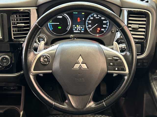 三菱 アウトランダー ＰＨＥＶ G セーフティパッケージ 埼玉県 2014(平26)年 19.4万km シルキーホワイト プリクラッシュブレーキアシスト/ナビ/　　CD/DVD/BT/フルセグ/バックカメラ/レーダークルーズコントロール/レーンキープアシスト/HIDヘッドライト/ハーフレザーシート/純正18インチアルミホイール/パドルシフト/ETC/スマートキー