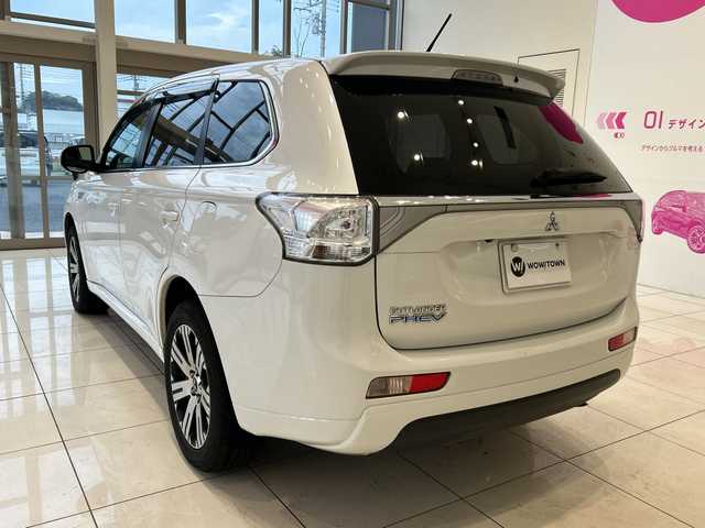 三菱 アウトランダー ＰＨＥＶ G セーフティパッケージ 埼玉県 2014(平26)年 19.4万km シルキーホワイト プリクラッシュブレーキアシスト/ナビ/　　CD/DVD/BT/フルセグ/バックカメラ/レーダークルーズコントロール/レーンキープアシスト/HIDヘッドライト/ハーフレザーシート/純正18インチアルミホイール/パドルシフト/ETC/スマートキー