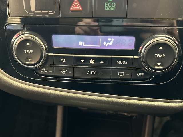 三菱 アウトランダー ＰＨＥＶ G セーフティパッケージ 埼玉県 2014(平26)年 19.4万km シルキーホワイト プリクラッシュブレーキアシスト/ナビ/　　CD/DVD/BT/フルセグ/バックカメラ/レーダークルーズコントロール/レーンキープアシスト/HIDヘッドライト/ハーフレザーシート/純正18インチアルミホイール/パドルシフト/ETC/スマートキー