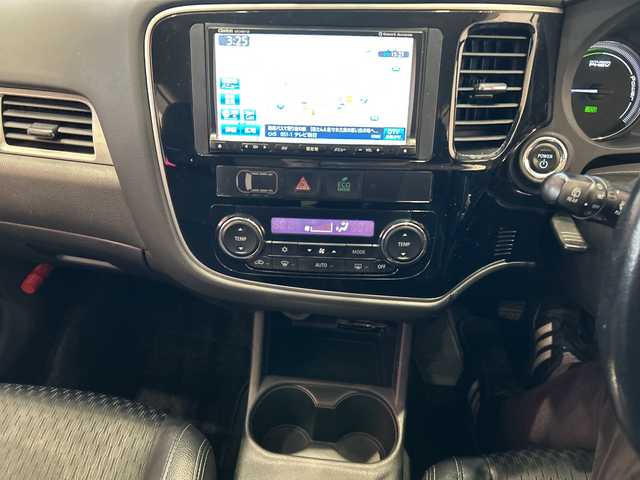 三菱 アウトランダー ＰＨＥＶ G セーフティパッケージ 埼玉県 2014(平26)年 19.4万km シルキーホワイト プリクラッシュブレーキアシスト/ナビ/　　CD/DVD/BT/フルセグ/バックカメラ/レーダークルーズコントロール/レーンキープアシスト/HIDヘッドライト/ハーフレザーシート/純正18インチアルミホイール/パドルシフト/ETC/スマートキー