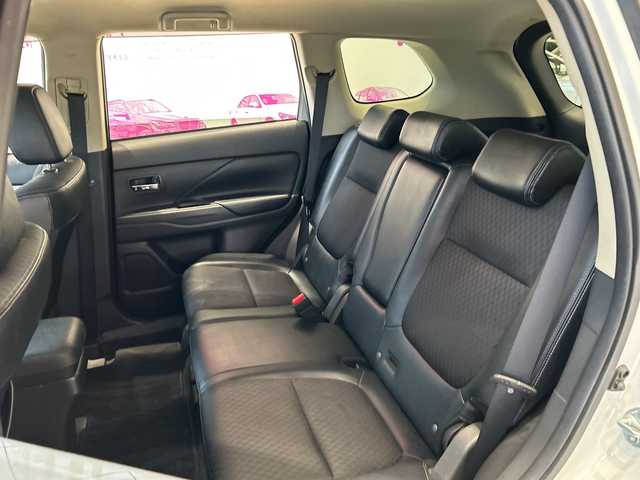 三菱 アウトランダー ＰＨＥＶ G セーフティパッケージ 埼玉県 2014(平26)年 19.4万km シルキーホワイト プリクラッシュブレーキアシスト/ナビ/　　CD/DVD/BT/フルセグ/バックカメラ/レーダークルーズコントロール/レーンキープアシスト/HIDヘッドライト/ハーフレザーシート/純正18インチアルミホイール/パドルシフト/ETC/スマートキー