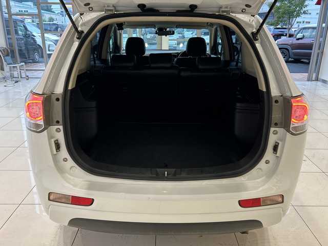 三菱 アウトランダー ＰＨＥＶ G セーフティパッケージ 埼玉県 2014(平26)年 19.4万km シルキーホワイト プリクラッシュブレーキアシスト/ナビ/　　CD/DVD/BT/フルセグ/バックカメラ/レーダークルーズコントロール/レーンキープアシスト/HIDヘッドライト/ハーフレザーシート/純正18インチアルミホイール/パドルシフト/ETC/スマートキー