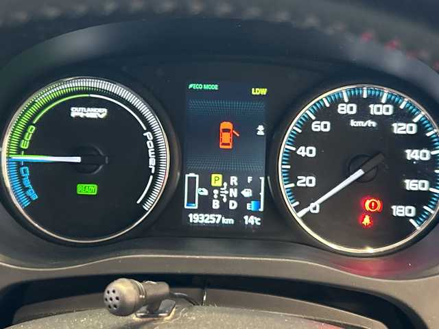 三菱 アウトランダー ＰＨＥＶ G セーフティパッケージ 埼玉県 2014(平26)年 19.4万km シルキーホワイト プリクラッシュブレーキアシスト/ナビ/　　CD/DVD/BT/フルセグ/バックカメラ/レーダークルーズコントロール/レーンキープアシスト/HIDヘッドライト/ハーフレザーシート/純正18インチアルミホイール/パドルシフト/ETC/スマートキー