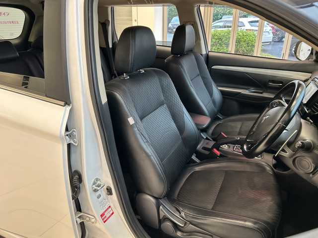 三菱 アウトランダー ＰＨＥＶ G セーフティパッケージ 埼玉県 2014(平26)年 19.4万km シルキーホワイト プリクラッシュブレーキアシスト/ナビ/　　CD/DVD/BT/フルセグ/バックカメラ/レーダークルーズコントロール/レーンキープアシスト/HIDヘッドライト/ハーフレザーシート/純正18インチアルミホイール/パドルシフト/ETC/スマートキー