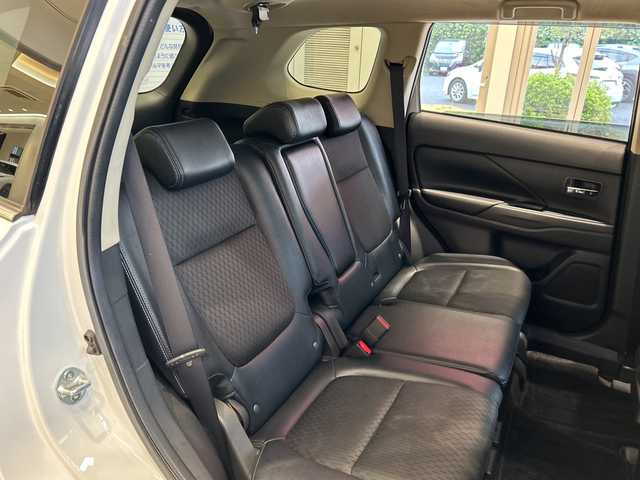 三菱 アウトランダー ＰＨＥＶ G セーフティパッケージ 埼玉県 2014(平26)年 19.4万km シルキーホワイト プリクラッシュブレーキアシスト/ナビ/　　CD/DVD/BT/フルセグ/バックカメラ/レーダークルーズコントロール/レーンキープアシスト/HIDヘッドライト/ハーフレザーシート/純正18インチアルミホイール/パドルシフト/ETC/スマートキー