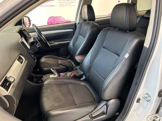 三菱 アウトランダー ＰＨＥＶ G セーフティパッケージ 埼玉県 2014(平26)年 19.4万km シルキーホワイト プリクラッシュブレーキアシスト/ナビ/　　CD/DVD/BT/フルセグ/バックカメラ/レーダークルーズコントロール/レーンキープアシスト/HIDヘッドライト/ハーフレザーシート/純正18インチアルミホイール/パドルシフト/ETC/スマートキー