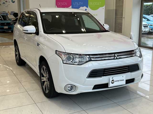三菱 アウトランダー ＰＨＥＶ G セーフティパッケージ 埼玉県 2014(平26)年 19.4万km シルキーホワイト プリクラッシュブレーキアシスト/ナビ/　　CD/DVD/BT/フルセグ/バックカメラ/レーダークルーズコントロール/レーンキープアシスト/HIDヘッドライト/ハーフレザーシート/純正18インチアルミホイール/パドルシフト/ETC/スマートキー