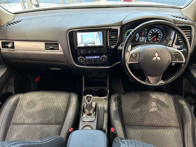 三菱 アウトランダー ＰＨＥＶ G セーフティパッケージ 埼玉県 2014(平26)年 19.4万km シルキーホワイト プリクラッシュブレーキアシスト/ナビ/　　CD/DVD/BT/フルセグ/バックカメラ/レーダークルーズコントロール/レーンキープアシスト/HIDヘッドライト/ハーフレザーシート/純正18インチアルミホイール/パドルシフト/ETC/スマートキー