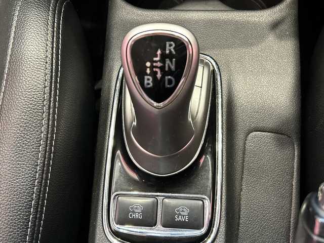 三菱 アウトランダー ＰＨＥＶ G セーフティパッケージ 埼玉県 2014(平26)年 19.4万km シルキーホワイト プリクラッシュブレーキアシスト/ナビ/　　CD/DVD/BT/フルセグ/バックカメラ/レーダークルーズコントロール/レーンキープアシスト/HIDヘッドライト/ハーフレザーシート/純正18インチアルミホイール/パドルシフト/ETC/スマートキー