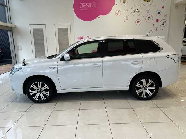 三菱 アウトランダー ＰＨＥＶ G セーフティパッケージ 埼玉県 2014(平26)年 19.4万km シルキーホワイト プリクラッシュブレーキアシスト/ナビ/　　CD/DVD/BT/フルセグ/バックカメラ/レーダークルーズコントロール/レーンキープアシスト/HIDヘッドライト/ハーフレザーシート/純正18インチアルミホイール/パドルシフト/ETC/スマートキー