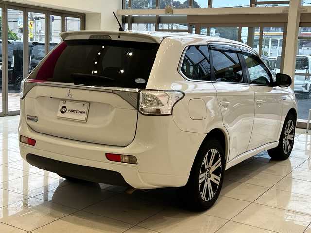 三菱 アウトランダー ＰＨＥＶ G セーフティパッケージ 埼玉県 2014(平26)年 19.4万km シルキーホワイト プリクラッシュブレーキアシスト/ナビ/　　CD/DVD/BT/フルセグ/バックカメラ/レーダークルーズコントロール/レーンキープアシスト/HIDヘッドライト/ハーフレザーシート/純正18インチアルミホイール/パドルシフト/ETC/スマートキー