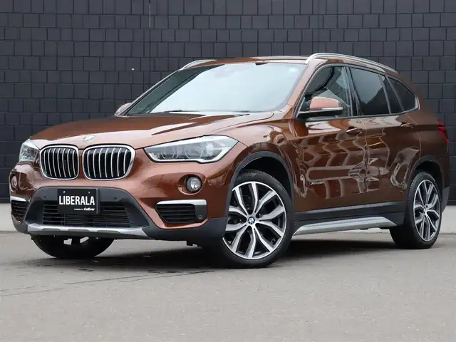 ＢＭＷ Ｘ１ xDrive 20i Xライン 宮城県 2015(平27)年 5.1万km 茶 サンルーフ　/インテリジェントセーフティ　/純正ナビ【BT/CD/DVD/AUX】/前席シートヒーター　/白レザーシート　/ミラー一体型ＥＴＣ　/ルーフレール　/アンビエントライト　/パワーテールゲート　/車線逸脱警告　/歩行者警告/バックカメラ　/純正19インチＡＷ/ダウンヒルアシストコントロール/ドライビングモードスイッチ/LEDヘッドライト/パーキングアシスト/前後コーナーセンサー/禁煙車