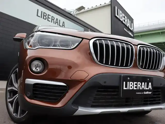 ＢＭＷ Ｘ１ xDrive 20i Xライン 宮城県 2015(平27)年 5.1万km 茶 サンルーフ　/インテリジェントセーフティ　/純正ナビ【BT/CD/DVD/AUX】/前席シートヒーター　/白レザーシート　/ミラー一体型ＥＴＣ　/ルーフレール　/アンビエントライト　/パワーテールゲート　/車線逸脱警告　/歩行者警告/バックカメラ　/純正19インチＡＷ/ダウンヒルアシストコントロール/ドライビングモードスイッチ/LEDヘッドライト/パーキングアシスト/前後コーナーセンサー/禁煙車