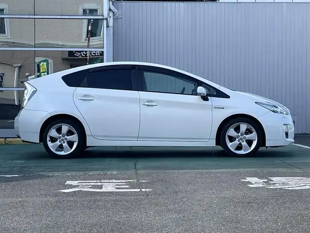 トヨタ プリウス S ツーリングセレクション 埼玉県 2011(平23)年 14.7万km ホワイトパールクリスタルシャイン 社外8インチHDDナビ（VIE-X088)/　（フルセグTV/CD・DVD/SD/HDD/ラジオ）/プッシュスタート/オートライト/純正フォグライト/ステアリングスイッチ/ETC/モードスイッチ（パワー/エコ/EV)/純正フロアマット/純正ドアバイザー/タイヤサイズ　　215/45/R17