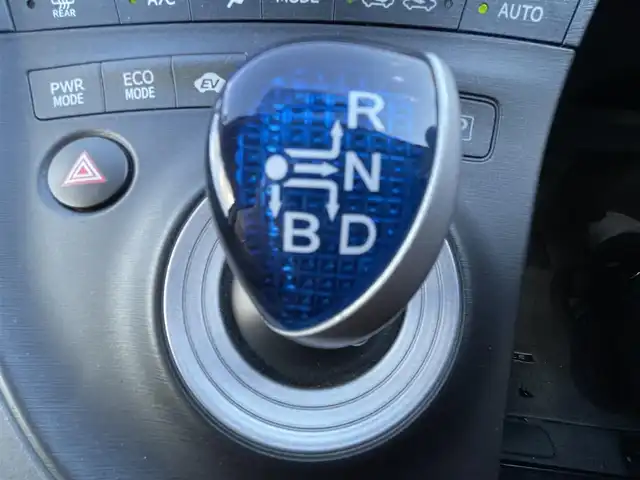 トヨタ プリウス S ツーリングセレクション 埼玉県 2011(平23)年 14.7万km ホワイトパールクリスタルシャイン 社外8インチHDDナビ（VIE-X088)/　（フルセグTV/CD・DVD/SD/HDD/ラジオ）/プッシュスタート/オートライト/純正フォグライト/ステアリングスイッチ/ETC/モードスイッチ（パワー/エコ/EV)/純正フロアマット/純正ドアバイザー/タイヤサイズ　　215/45/R17