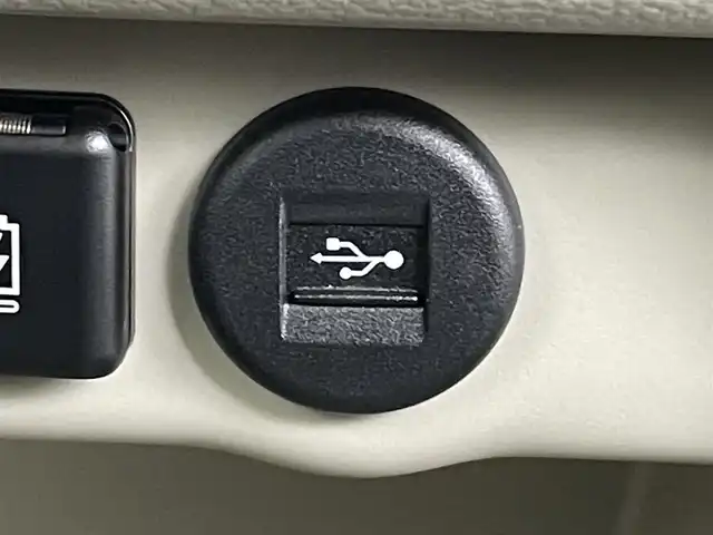スズキ ラパン X 福島県 2024(令6)年 0.7万km フォーンベージュM 純正ディスプレイオーディオ/【USB/Bluetooth/AppleCarPlay/AndroidAuto】/・バックカメラ/衝突軽減ブレーキ/レーンキープアシスト/車線逸脱警報装置/コーナーセンサー/ハーフレザーシート/・運転席＋助手席シートヒーター/革巻きステアリング/・ステアリングスイッチ/LEDヘッドライト/・オートライト/電動格納ミラー/ABS/横滑り防止装置/盗難防止装置/社外フロアマット/プッシュスタート/・スマートキー/・スペアキー