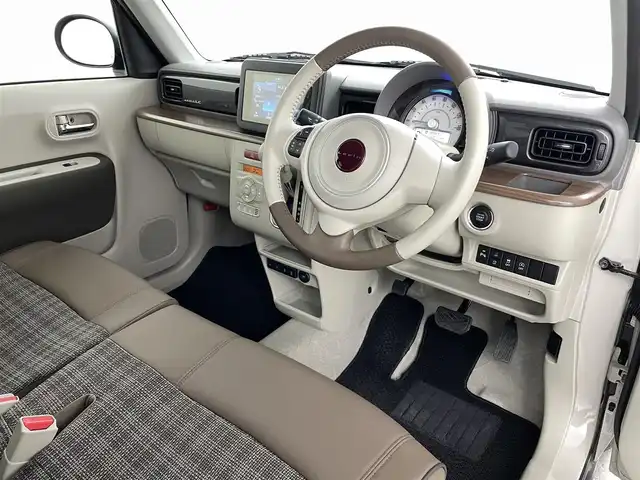 スズキ ラパン X 福島県 2024(令6)年 0.7万km フォーンベージュM 純正ディスプレイオーディオ/【USB/Bluetooth/AppleCarPlay/AndroidAuto】/・バックカメラ/衝突軽減ブレーキ/レーンキープアシスト/車線逸脱警報装置/コーナーセンサー/ハーフレザーシート/・運転席＋助手席シートヒーター/革巻きステアリング/・ステアリングスイッチ/LEDヘッドライト/・オートライト/電動格納ミラー/ABS/横滑り防止装置/盗難防止装置/社外フロアマット/プッシュスタート/・スマートキー/・スペアキー