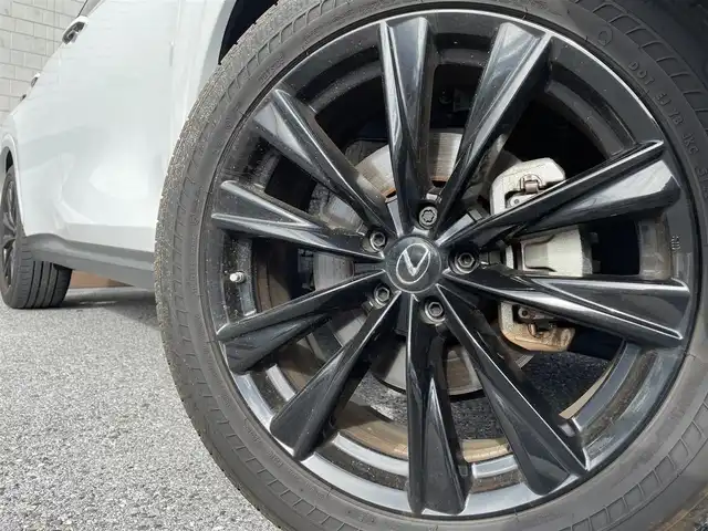 レクサス ＮＸ 350h Fスポーツ 滋賀県 2023(令5)年 1.5万km ホワイトノーヴァガラスフレーク ワンオーナー/純正14インチメーカーナビ/(AM/FM/BT/USB/フルセグTV)/パノラマビューモニター/デジタルインナーミラー/赤黒革シート/パワーバックドア/メモリーシート/パワーシート/シートヒーター/シートベンチレーション/ビルトインETC2.0/前後ドライブレコーダー/Lexus Safety System+/・レーダークルーズコントロール/・レーンディパーチャーアラート/・プリクラッシュセーフティ/・フロント/リヤクロストラフィックアラート/・ブラインドスポットモニター/・クリアランスソナー/・安心降車アシスト/・ロードサインアシスト/・空気圧モニター/革巻きステアリング/ステアリングヒーター/パドルシフト/ステアリングスイッチ/純正20インチアルミホイール/純正三眼LEDヘッドライト/アダプティブフロントライティングシステム/横滑り防止装置/オートライト/オートマチックハイビーム/電動サイドブレーキ/AUTO HOLD機能/電格ウインカーミラー/フロアマット/プッシュスタート