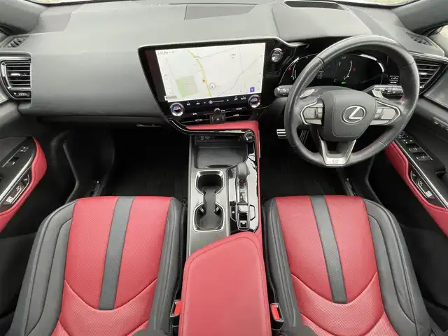 レクサス ＮＸ 350h Fスポーツ 滋賀県 2023(令5)年 1.5万km ホワイトノーヴァガラスフレーク ワンオーナー/純正14インチメーカーナビ/(AM/FM/BT/USB/フルセグTV)/パノラマビューモニター/デジタルインナーミラー/赤黒革シート/パワーバックドア/メモリーシート/パワーシート/シートヒーター/シートベンチレーション/ビルトインETC2.0/前後ドライブレコーダー/Lexus Safety System+/・レーダークルーズコントロール/・レーンディパーチャーアラート/・プリクラッシュセーフティ/・フロント/リヤクロストラフィックアラート/・ブラインドスポットモニター/・クリアランスソナー/・安心降車アシスト/・ロードサインアシスト/・空気圧モニター/革巻きステアリング/ステアリングヒーター/パドルシフト/ステアリングスイッチ/純正20インチアルミホイール/純正三眼LEDヘッドライト/アダプティブフロントライティングシステム/横滑り防止装置/オートライト/オートマチックハイビーム/電動サイドブレーキ/AUTO HOLD機能/電格ウインカーミラー/フロアマット/プッシュスタート