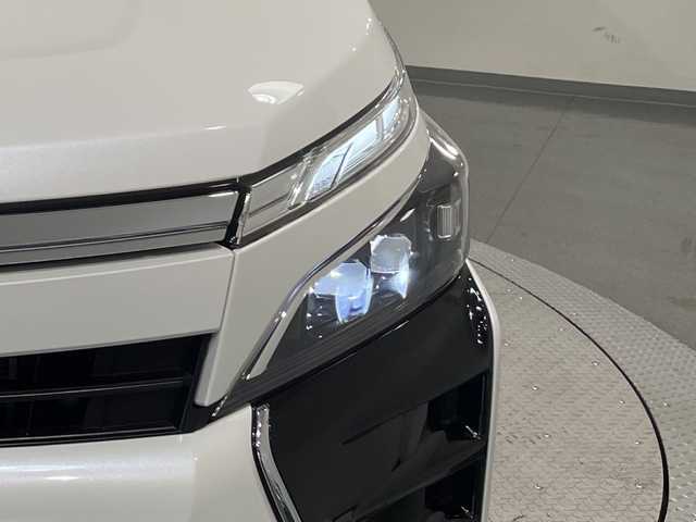 トヨタ ヴォクシー ハイブリッド ZS 煌Ⅱ 愛知県 2019(令1)年 3.9万km ホワイトパールクリスタルシャイン 純正10インチナビ/（フルセグTV／CD／DVD／Bluetooth／FM／AM）/リア天井スピーカー/純正ビルトインETC/両側電動スライドドア/シートヒーター/トヨタセーフティセンス/衝突軽減ブレーキ/クルーズコントロール/バックカメラ/コーナーセンサー/オートハイビーム/純正ドライブレコーダー/USB充電