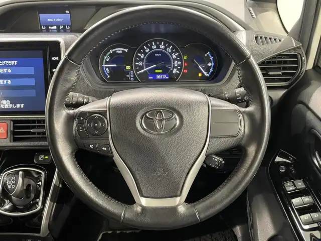 トヨタ ヴォクシー ハイブリッド ZS 煌Ⅱ 愛知県 2019(令1)年 3.9万km ホワイトパールクリスタルシャイン 純正10インチナビ/（フルセグTV／CD／DVD／Bluetooth／FM／AM）/リア天井スピーカー/純正ビルトインETC/両側電動スライドドア/シートヒーター/トヨタセーフティセンス/衝突軽減ブレーキ/クルーズコントロール/バックカメラ/コーナーセンサー/オートハイビーム/純正ドライブレコーダー/USB充電