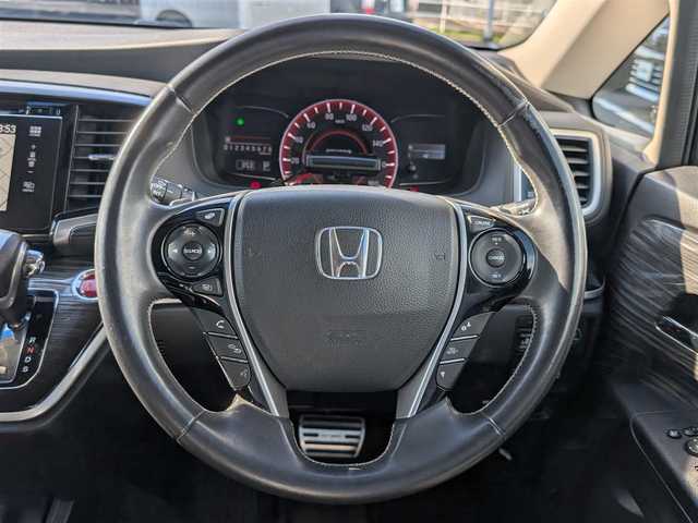 ホンダ オデッセイ アブソルート EX 大阪府 2013(平25)年 11.6万km ホワイトオーキッドパール (株)IDOMが運営する【じしゃロン東大阪店】の自社ローン専用車両になりますこちらは現金またはオートローンご利用時の価格です。自社ローンご希望の方は別途その旨お申付け下さい/全方位カメラ/純正インターナビ/フルセグテレビ/BLITZダウンサス/社外マフラー/社外20インチアルミ/BLITZ GPSレーダー/パドルシフト/前方ドライブレコーダー/両側パワースライドドア/本革巻きステアリング/二列目オットマン/ビルトインETC/クルーズコントロール/後方コーナーセンサー/運転席パワーシート/AFS/衝突被害軽減システム/横滑り防止装置/盗難防止装置/純正AW付きスタッドレスタイヤ積込/スマートキー＆プッシュスタート/取説＆保証書/スペアスマートキー