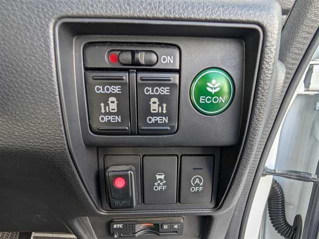 ホンダ オデッセイ アブソルート EX 大阪府 2013(平25)年 11.6万km ホワイトオーキッドパール (株)IDOMが運営する【じしゃロン東大阪店】の自社ローン専用車両になりますこちらは現金またはオートローンご利用時の価格です。自社ローンご希望の方は別途その旨お申付け下さい/全方位カメラ/純正インターナビ/フルセグテレビ/BLITZダウンサス/社外マフラー/社外20インチアルミ/BLITZ GPSレーダー/パドルシフト/前方ドライブレコーダー/両側パワースライドドア/本革巻きステアリング/二列目オットマン/ビルトインETC/クルーズコントロール/後方コーナーセンサー/運転席パワーシート/AFS/衝突被害軽減システム/横滑り防止装置/盗難防止装置/純正AW付きスタッドレスタイヤ積込/スマートキー＆プッシュスタート/取説＆保証書/スペアスマートキー