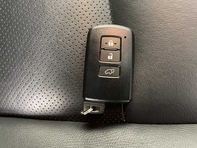 トヨタ ハリアー ハイブリッド プレミアム 道央・札幌 2014(平26)年 1.4万km ダークブラウンM ・4WD / エアロ（フロント/サイド/リア）/・純正9インチSDナビ/・CD/DVD/SD/Bluetooth接続/・バックカメラ/・トヨタセーフティセンス/・プリクラッシュセーフティ/・レーダークルーズコントロール/・・レザーシート/シートヒーター/・パワーシート/シートポジションメモリー/・レーンキープアシスト/・LEDオートライト/オートマチックハイビーム/・パワーバックドア/AC100V電源/・前方ドライブレコーダー/・ビルトインETC/MTモード付AT/・純正フロアマット/ドアバイザー/オートリトラミラー