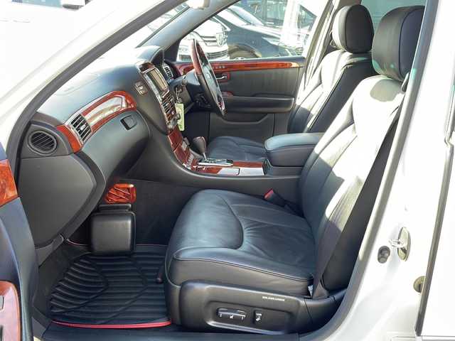 トヨタ セルシオ C インテリアセレクション 佐賀県 2004(平16)年 6.3万km ホワイトパールクリスタルシャイン サンルーフ/純正ナビ/バックカメラ/ETC/社外19インチAW/黒レザーシート/エアロ/全席パワーシート（D席メモリー付き）/シートヒーター/エアシート/エアサスASC680/HIDヘッドライト/オートライト/クルーズコントロール/イージークローズドア/純正フロアマット/純正ドアバイザー/社外ウーファー/ドライブレコーダー/取説