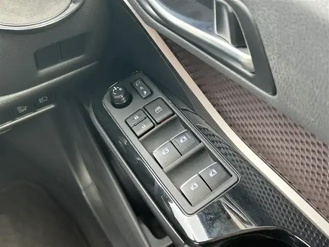 トヨタ Ｃ－ＨＲ G 群馬県 2017(平29)年 6.6万km ホワイトパールクリスタルシャイン レザーシート/前席シートヒーター/純正ＳＤナビ＆＆フルセグＴＶ/（ＤＶＤ＆ＣＤ＆ＭＳＶ＆ＵＳＢ＆ＨＤＭＩ＆ＢＴ）/バックカメラ/ビルトインＥＴＣ/プリクラッシュセーフティ/レーンディパーチャーアラート/クリアランスソナー/レーダークルーズコントロール/革巻きステアリング/ステアリングリモコン/電子パーキングブレーキ/オートホールド/モデリスタエアロ/純正１８ｉｎアルミホイール/オートハイビーム/オートライト/ＬＥＤライト/フォグランプ/電動格納ミラー/スマートキー/プッシュスタート/Ｗ＆サイド＆カーテンエアバッグ/横滑り防止機能/ＡＢＳ/ドアバイザー/フロアマット/新車保証書/取扱説明書/スマートスペアキー有