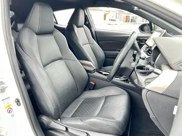 トヨタ Ｃ－ＨＲ G 群馬県 2017(平29)年 6.6万km ホワイトパールクリスタルシャイン レザーシート/前席シートヒーター/純正ＳＤナビ＆＆フルセグＴＶ/（ＤＶＤ＆ＣＤ＆ＭＳＶ＆ＵＳＢ＆ＨＤＭＩ＆ＢＴ）/バックカメラ/ビルトインＥＴＣ/プリクラッシュセーフティ/レーンディパーチャーアラート/クリアランスソナー/レーダークルーズコントロール/革巻きステアリング/ステアリングリモコン/電子パーキングブレーキ/オートホールド/モデリスタエアロ/純正１８ｉｎアルミホイール/オートハイビーム/オートライト/ＬＥＤライト/フォグランプ/電動格納ミラー/スマートキー/プッシュスタート/Ｗ＆サイド＆カーテンエアバッグ/横滑り防止機能/ＡＢＳ/ドアバイザー/フロアマット/新車保証書/取扱説明書/スマートスペアキー有