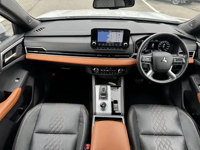 三菱 アウトランダー ＰＨＥＶ P 愛媛県 2021(令3)年 4.1万km クリスタルホワイト 〇BOSEサウンド/〇純正スマホ連携ナビ/〇フルセグTV/〇ビルトインETC2.0/〇4WD/〇ワンオーナー/〇マルチアラウンドモニター/〇ワイヤレス充電 /〇USBポート/〇レーダークルーズコントロール/〇車線維持支援機能/〇衝突被害軽減ブレーキシステム/〇踏み間違い衝突防止アシスト/〇車線逸脱警報システム/〇車線逸脱防止支援機能/〇ふらつき警報/〇前方衝突予測警報/〇標識認識システム/〇後側方衝突被害防止支援システム/〇後側方車両検知警報システム/〇後退時車両検知警報システム/〇キーレスオペレーションキー/〇パワースイッチ/〇ハンズフリーパワーバックドア/〇セミアニリン本革シート/〇全後席シートヒーター/〇メモリーPシート/〇リフレッシュ機能付/〇ルーフレール/〇パワーゲート/〇LEDヘッドランプ/〇LEDフロントフォグランプ/〇LEDデイタイムランニングランプ/〇純正20インチアルミホイール/〇革巻きステアリングホイール/〇ステアリングヒーター/〇左右後席独立温度調整オートエアコン/〇禁煙車