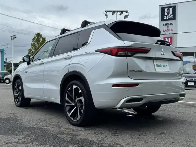 三菱 アウトランダー ＰＨＥＶ P 愛媛県 2021(令3)年 4.1万km クリスタルホワイト 〇BOSEサウンド/〇純正スマホ連携ナビ/〇フルセグTV/〇ビルトインETC2.0/〇4WD/〇ワンオーナー/〇マルチアラウンドモニター/〇ワイヤレス充電 /〇USBポート/〇レーダークルーズコントロール/〇車線維持支援機能/〇衝突被害軽減ブレーキシステム/〇踏み間違い衝突防止アシスト/〇車線逸脱警報システム/〇車線逸脱防止支援機能/〇ふらつき警報/〇前方衝突予測警報/〇標識認識システム/〇後側方衝突被害防止支援システム/〇後側方車両検知警報システム/〇後退時車両検知警報システム/〇キーレスオペレーションキー/〇パワースイッチ/〇ハンズフリーパワーバックドア/〇セミアニリン本革シート/〇全後席シートヒーター/〇メモリーPシート/〇リフレッシュ機能付/〇ルーフレール/〇パワーゲート/〇LEDヘッドランプ/〇LEDフロントフォグランプ/〇LEDデイタイムランニングランプ/〇純正20インチアルミホイール/〇革巻きステアリングホイール/〇ステアリングヒーター/〇左右後席独立温度調整オートエアコン/〇禁煙車