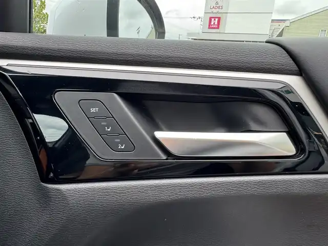 三菱 アウトランダー ＰＨＥＶ P 愛媛県 2021(令3)年 4.1万km クリスタルホワイト 〇BOSEサウンド/〇純正スマホ連携ナビ/〇フルセグTV/〇ビルトインETC2.0/〇4WD/〇ワンオーナー/〇マルチアラウンドモニター/〇ワイヤレス充電 /〇USBポート/〇レーダークルーズコントロール/〇車線維持支援機能/〇衝突被害軽減ブレーキシステム/〇踏み間違い衝突防止アシスト/〇車線逸脱警報システム/〇車線逸脱防止支援機能/〇ふらつき警報/〇前方衝突予測警報/〇標識認識システム/〇後側方衝突被害防止支援システム/〇後側方車両検知警報システム/〇後退時車両検知警報システム/〇キーレスオペレーションキー/〇パワースイッチ/〇ハンズフリーパワーバックドア/〇セミアニリン本革シート/〇全後席シートヒーター/〇メモリーPシート/〇リフレッシュ機能付/〇ルーフレール/〇パワーゲート/〇LEDヘッドランプ/〇LEDフロントフォグランプ/〇LEDデイタイムランニングランプ/〇純正20インチアルミホイール/〇革巻きステアリングホイール/〇ステアリングヒーター/〇左右後席独立温度調整オートエアコン/〇禁煙車